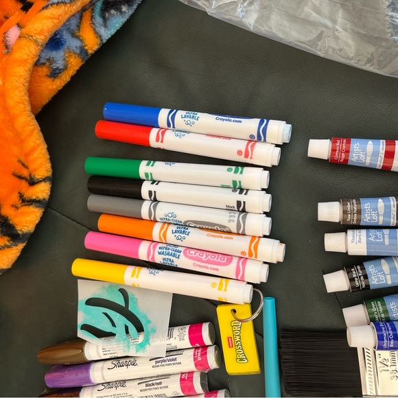 Random Art Supplies with Markers and Brushes (Tin Not Included) - Picture 4 of 8